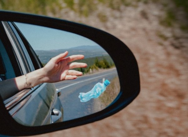 Дръжте боклука в колата си, докато не можете да го изхвърлите в кофа. Това по българските пътища звучи като научна фантастика, но все отнякъде трябва да се започне. За фасовете да не говорим, само да си спомним колко пожари стартираха това лято от идиоти, които хвърлят цигарите си край пътя.
